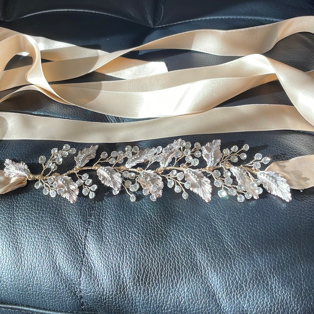 Metal leaf/vine belt with champaign ribbon ties NWOT